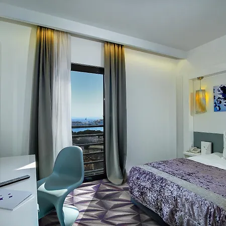 Luxe Hotel