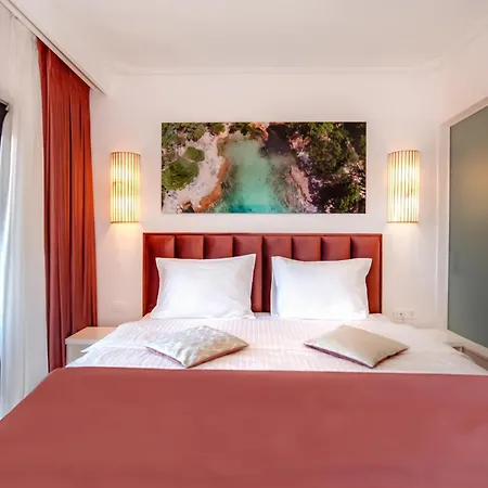 Luxe Hotel