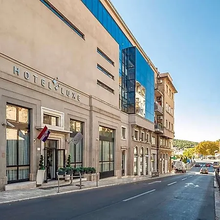 Luxe Hotel