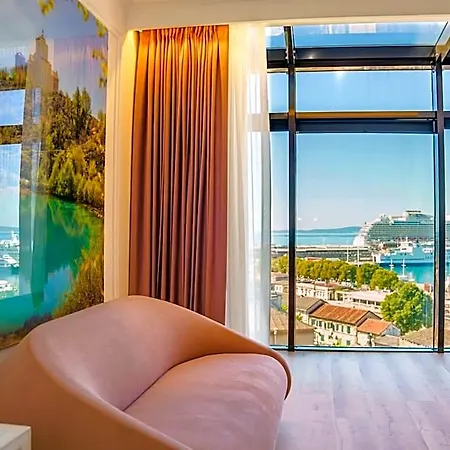 Luxe Hotel